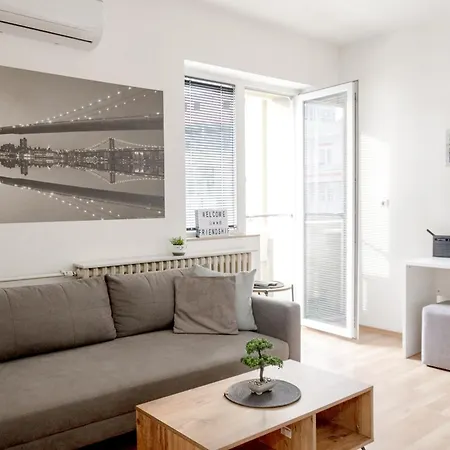 Apartment Center - 4 Balconies - Walk To Macedonia Square