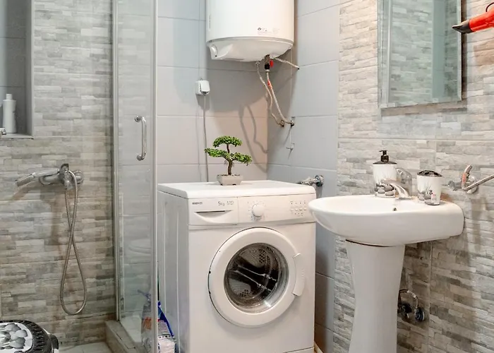 Center - 4 Balconies - Walk To Macedonia Square Apartment *