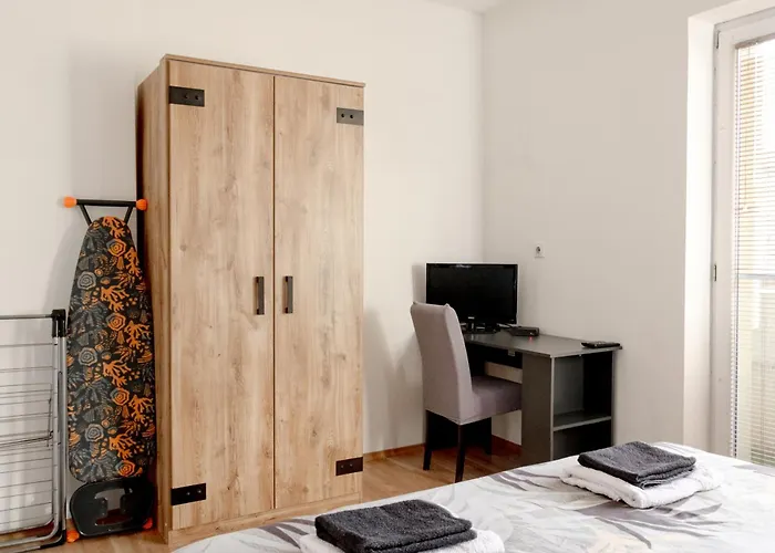 Apartment Center - 4 Balconies - Walk To Macedonia Square *