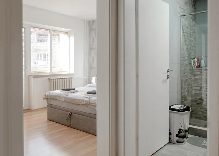 Center - 4 Balconies - Walk To Macedonia Square Apartamento Skopie